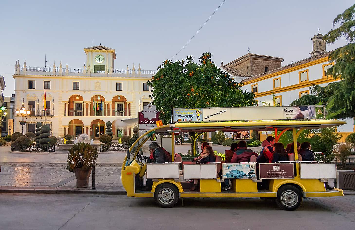 Bus tur&iacute;stico Chiquibus de Paseos Priego